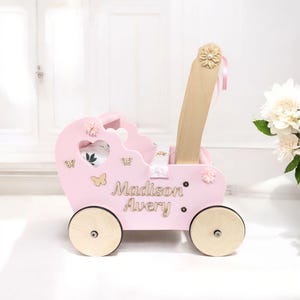 roze babypopwandelwagen, poppenwagen met naam, houten buggy, loopstoeltje voor peuters, duwspeelgoed, eenjarige cadeau, 1e verjaardag, wagen