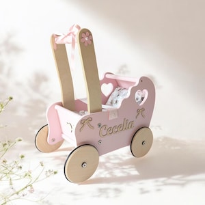 houten poppenwagen, roze poppenwagen met naam, houten buggy, loopstoeltje met emmer, duwspeelgoed voor peuters, cadeau van een jaar oud, roze kinderkamer