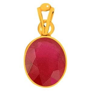 Puede incluir: Un colgante de forma ovalada con una piedra preciosa de color rojo intenso facetada, engastada en un marco de oro amarillo pulido. El colgante incluye una reasa triangular de oro en la parte superior, diseñada para sujetarse a una cadena, formando una joya simétrica.