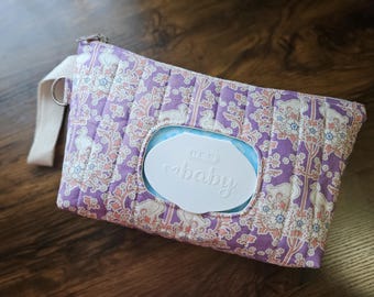 OPÇÕES DE TECIDO DE DESIGNER - Bolsa para Lenços Umedecidos Personalizada, Acolchoada e Feita à Mão: Organizador de Bolsa para Fraldas com Carteira de Pulso