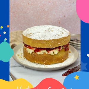 Könnte beinhalten: Ein Victoria Sponge Kuchen auf einem Teller, bestäubt mit Puderzucker. Der Kuchen hat eine Schicht aus Sahne und Marmeladenfüllung. Das Bild hat einen farbenfrohen Rahmen mit den Worten "Victoria Sponge" in weißer Schrift.