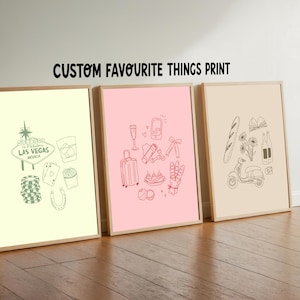 Op de afbeelding: Drie ingelijste prints met aangepaste illustraties. De eerste print heeft een lichtgele achtergrond met groene illustraties van een Las Vegas-bord, speelkaarten, een hoefijzer en een glas whisky. De tweede print heeft een roze achtergrond met rode illustraties van een koffer, een champagnefluit, een telefoon, een boeket bloemen en een paar handschoenen. De derde print heeft een beige achtergrond met bruine illustraties van een stokbrood, een scooter, een boeket bloemen en twee flessen wijn.