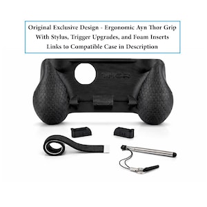Op de afbeelding: Een zwarte ergonomische Ayn Thor-grip met een getextureerd oppervlak, een ronde uitsparing en de in reliëf aangebrachte tekst THOR. Inbegrepen zijn twee kleine zwarte trigger-upgrades, een strook schuimrubber en een zilveren stylus.