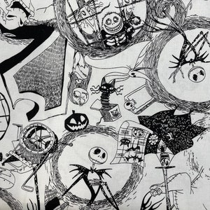 Może przedstawiać: Czarno-biała tkanina z powtarzającym się wzorem postaci z filmu Koszmar przed świętami. Postacie to Jack Skellington, Sally, Oogie Boogie i Zero. Tkanina jest nadrukowana na białym tle.