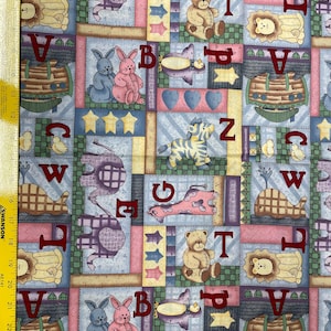 Könnte beinhalten: Ein Stoff mit einem sich wiederholenden Muster aus Buchstaben, Tieren und Formen in Pastellfarben. Das Design umfasst Hasen, Teddybären, Löwen und ein Zebra, mit Buchstaben wie "B" und "T". Ideal für Babyartikel, der Stoff hat eine Patchwork-Ästhetik.