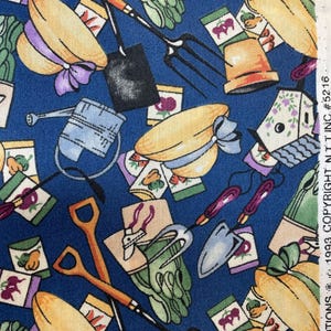 Herramientas de jardinería sobre tela de algodón azul: pájaros, palas, sombreros. Retazo de 38 x 30 cm.