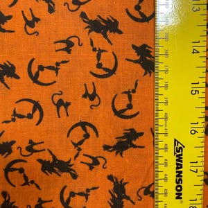 Katoenstof Halloween: zwarte katten, heksen, manen en vleermuizen op oranje