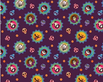 Op de afbeelding: Een herhalend patroon op een donkerpaarse achtergrond met personages en afbeeldingen uit de animatiefilm Coco. Het ontwerp bevat gestileerde schedels, zonnestralen en karakterportretten in een levendig kleurenpalet.