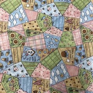 Puede incluir: Un estampado de tela con un diseño de patchwork de formas geométricas irregulares en azul pastel, verde, rosa y beige. El patrón incluye ilustraciones de girasoles, plantas en macetas, nubes, estrellas y herramientas de jardín con el texto Bless our garden, Spread Love y Home is where the heart is.