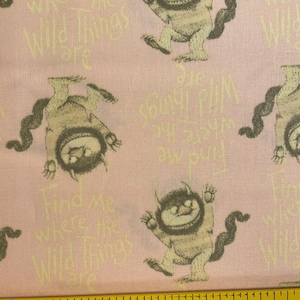 Tkanina „Gdzie mieszkają dzikie stwory” w kolorze różowym, 100% bawełny, do szycia i pikowania, pojedynczy jard