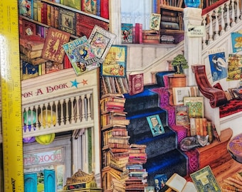 Puede incluir: Una tela impresa colorida con una ilustración caprichosa de una biblioteca con estanterías llenas de libros, una escalera y un globo terráqueo. La tela presenta el texto "On a Book" y "More Upstairs".