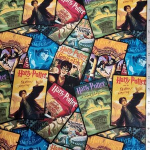 Könnte beinhalten: Ein farbenfroher Stoff mit einem sich wiederholenden Muster aus Harry-Potter-Buchcovern. Die Cover zeigen verschiedene Titel aus der Reihe, darunter "Harry Potter und der Stein der Weisen", "Harry Potter und die Kammer des Schreckens", "Harry Potter und der Gefangene von Askaban", "Harry Potter und der Feuerkelch", "Harry Potter und der Orden des Phönix", "Harry Potter und der Halbblutprinz" und "Harry Potter und die Heiligtümer des Todes".