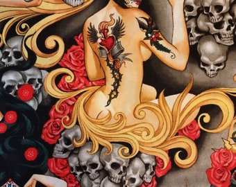 Puede incluir: Una tela colorida con un diseño que presenta a una mujer con una cara de calavera de azúcar, rodeada de calaveras y rosas. La mujer tiene tatuajes en sus brazos y espalda, incluyendo un corazón con alas y un pájaro.