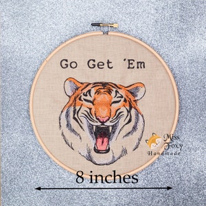 Go Get 'em Tiger - Decoración motivacional de 8 pulgadas con aro bordado para colgar en la pared, decoración del hogar, regalo de inauguración de la casa, bordado