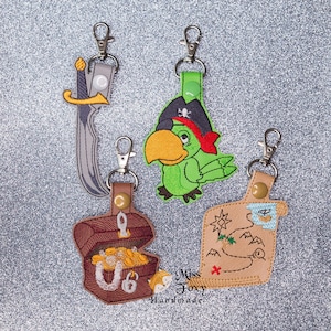 Llavero de vinilo con diseño de cofre del tesoro, mapa, sable y loro con temática pirata, llavero, dije para mochila, tirador de cremallera, etiqueta para equipaje y vinilo bordado
