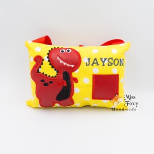 Oreiller de fée des dents de dinosaure | Sac à dents personnalisé | Oreiller dentifrice Dino | Accroche-porte de fée des dents | Poche à dents rembourrée en peluche