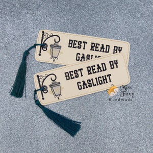 Melhor leitura por Gaslight Vinyl Bookmark com borla Book Reader Bookworm Lover Avid Reader Geek | Presente do clube do livro | Bibliotecário | Vinil bordado