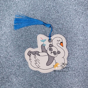 Marcador de vinilo con borla en forma de panda perezoso con cisne plano en la piscina. Regalo para amantes de los libros, bibliotecarios, maestros y lectores jóvenes. Vinilo bordado