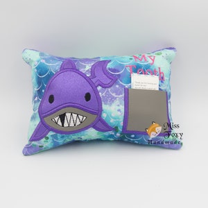 Oreiller de fée requin mauve pour fille | Sac à dents personnalisé | Oreiller de dent | Accroche-porte de fée des dents | Pochette rembourrée en peluche