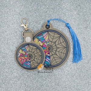 2 Geteilte Fenster Vinyl Snap Tab Schlüsselanhänger Lesezeichen | Schlüsselanhänger | Taschenanhänger | Rucksack Anhänger | Gastgeschenk | bestickt | Tolles Geschenk