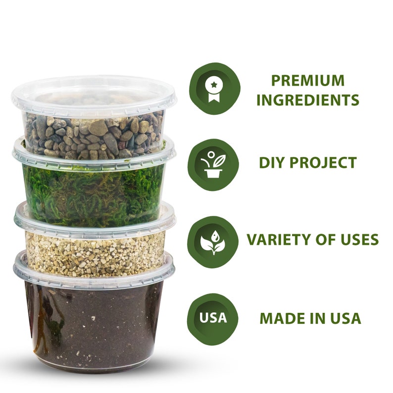 Pu&ograve; includere: Quattro contenitori di plastica trasparente impilati, ciascuno riempito con materiali diversi: piccole pietre, muschio verde, ghiaia beige e terra. Il testo a destra recita "Premium Ingredients", "DIY Project", "Variety of Uses" e "Made in USA".