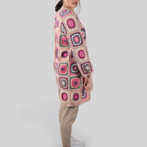 Cárdigan de ganchillo rosa, abrigo boho para mujer, acogedora chaqueta de primavera hippie patchwork, suéter de punto afgano hecho a mano, regalo para ella / listo para enviar imagen 3