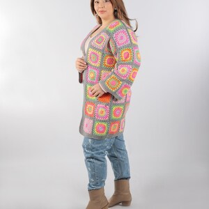 Cárdigan de ganchillo rosa, abrigo boho para mujer, acogedora chaqueta de primavera hippie patchwork, suéter de punto afgano hecho a mano, regalo para ella / listo para enviar imagen 7