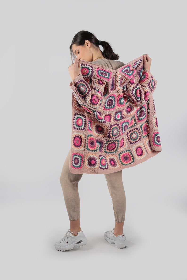 Cárdigan de ganchillo rosa, abrigo boho para mujer, acogedora chaqueta de primavera hippie patchwork, suéter de punto afgano hecho a mano, regalo para ella / listo para enviar imagen 1