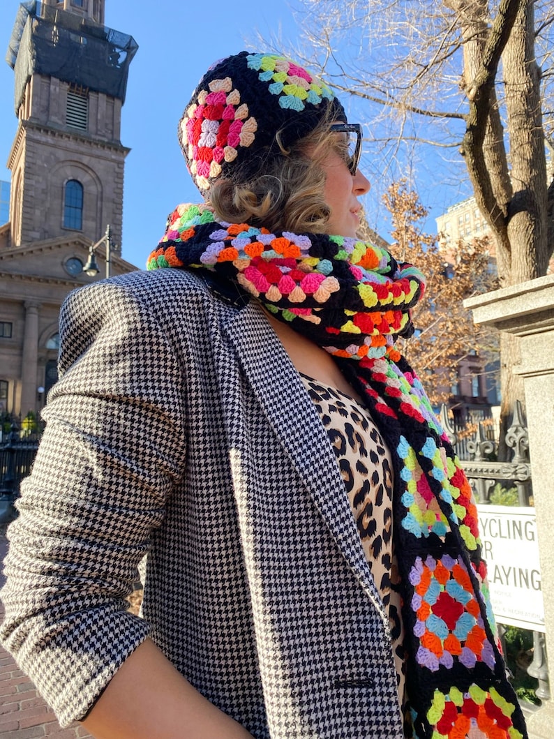 Bonnet doux noir grand-mère carré marron au crochet, tricot de coton d'hiver rouge, casquette hippie patchwork confortable, cadeau de Saint-Valentin bleu Boho fait à la main image 1