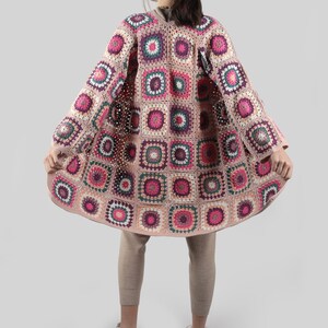 Cárdigan de ganchillo rosa, abrigo boho para mujer, acogedora chaqueta de primavera hippie patchwork, suéter de punto afgano hecho a mano, regalo para ella / listo para enviar imagen 5