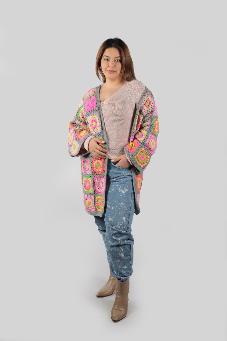 Cárdigan de ganchillo rosa, abrigo boho para mujer, acogedora chaqueta de primavera hippie patchwork, suéter de punto afgano hecho a mano, regalo para ella / listo para enviar Gris