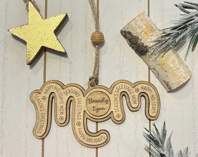 Personalized Mom Christmas Ornament – Rustic Wooden Holiday Decoration with Custom Name