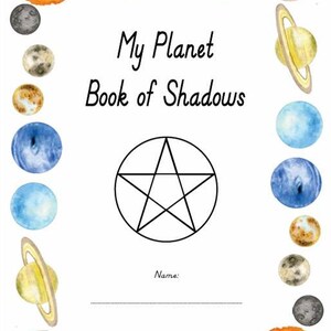 Può includere: Un modello di libro delle ombre stampabile con un pentagono al centro e un bordo di pianeti ad acquerello. Il titolo è "My Planet Book of Shadows".