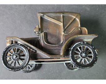 Banthrico metalen spaarpot in de vorm van een Buick uit 1908, 12,7 cm lang, 9 cm hoog en 7 cm breed.