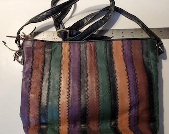 Meerkleurige leren tas, 30 cm breed en 23 cm hoog.