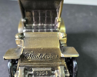 Banthrico metalen spaarpot in de vorm van een Studebaker uit 1904, 12,7 cm lang, 9 cm hoog, 7 cm breed.