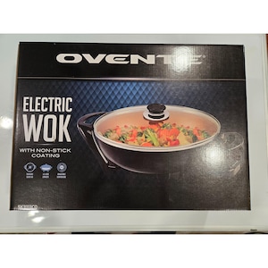 Può includere: Un wok elettrico nero con coperchio in vetro, pieno di verdure cotte. La scatola dice "OVENTE ELECTRIC WOK WITH NON-STICK COATING". Il wok ha un manico ed è su una superficie bianca.