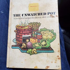 Könnte beinhalten: Ein Vintage-Kochbuch mit dem Titel "The Unwatched Pot: A crockful of recipes for electric slow cooking" mit einer farbenfrohen Illustration eines Slow Cookers, Gemüses und Gewürzen.