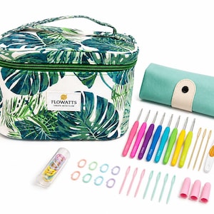 Op de afbeelding: Een haakset met een witte opbergtas met een groen monstera-bladpatroon en de tekst FLOWWATTS CREATE WITH FLOW. Bevat een mintgroen etui, kleurrijke haaknaalden, steekmarkeerders in een doorzichtige koker, naalden en een roze schaar.