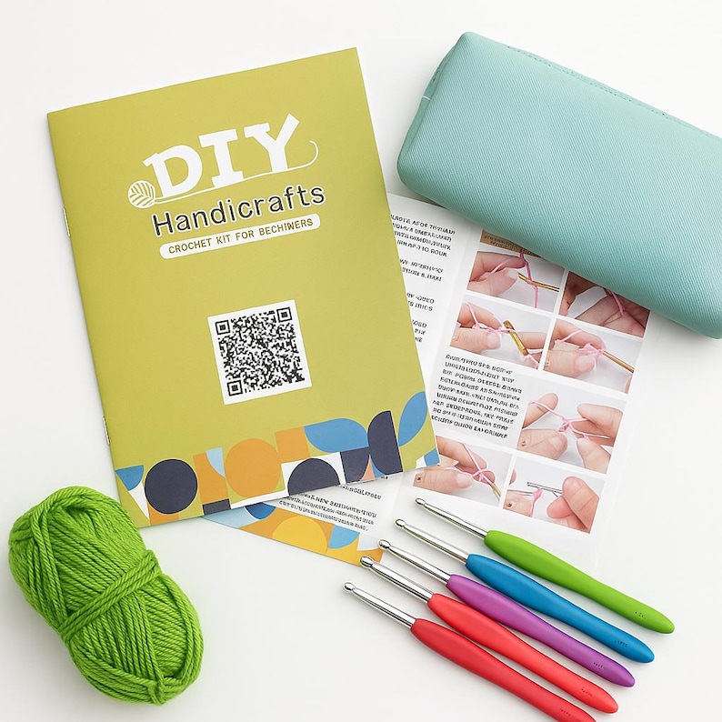 Pode incluir: Um kit de croch&ecirc; artesanal DIY para iniciantes. O kit inclui uma bola de l&atilde; verde, agulhas de croch&ecirc; com cabos coloridos, um estojo azul claro e um livreto com instru&ccedil;&otilde;es.