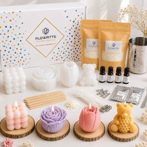 Könnte beinhalten: Ein DIY-Kerzenherstellungsset mit einer weiß gepunkteten Schachtel, zwei Beuteln Wachsperlen, einem Edelstahl-Messbecher mit 350-ml-Skala, vier Silikonformen, vier ätherischen Ölen, Dochten, Farbpaketen und vier fertigen Kerzen auf Holzscheiben.