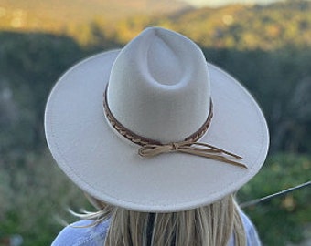 Fedora estructurado de ala ancha con trenza de cuero