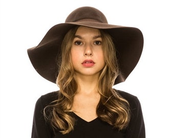 Floppy wide brim hat in 100% wool felt.