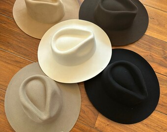 Premium quality! Stiff brim rancher hat in 100% Australian wool. Classic teardrop-shaped crown and versatile medium-length flat brim.