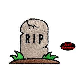 Puede incluir: Una lápida gris con una grieta y la palabra "RIP" escrita en negro. La lápida está sentada sobre un parche de hierba marrón con hojas de hierba verdes.