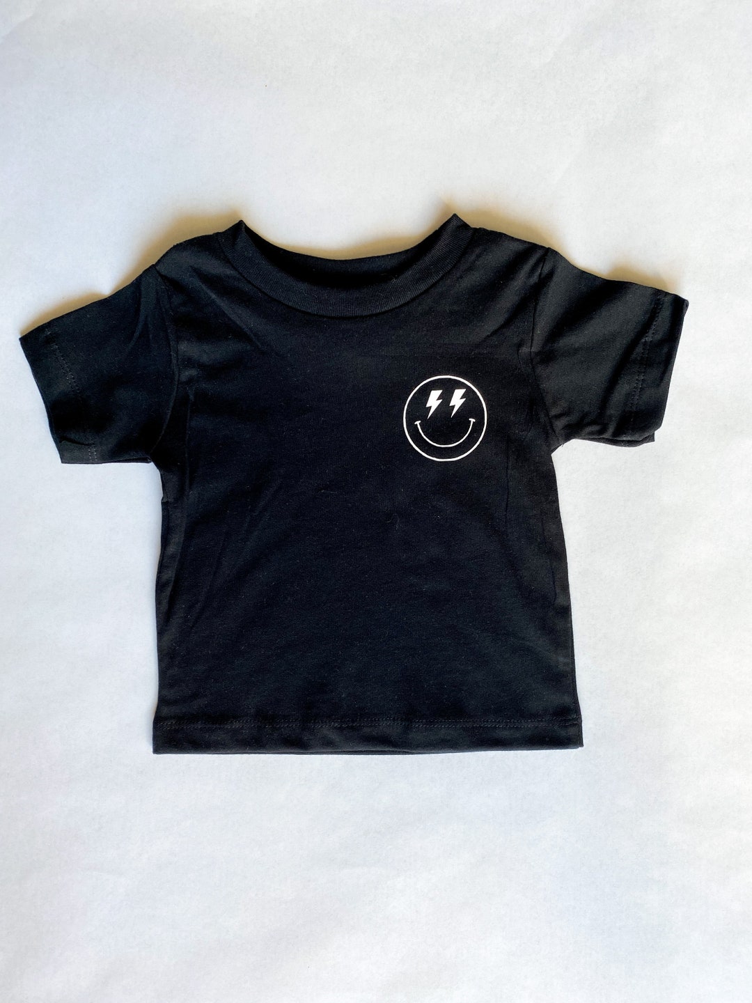 HOWLIN'｜SHORT-SLEEVED ROUND NECK T-SHIRTS (SMILING FACE Amazon.com: Womens HAPPY SMILES FACE PURPLE V-Neck T-Shirt