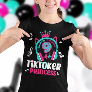 TikToker ファミリー プリンセス バースデー svg、女の子 9 歳の誕生日 svg、猫のヘッドセット svg 誕生日、TikToker バンドル ガール、TikToker ファミリー svg、ママ、パパ