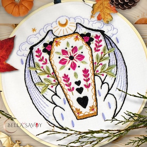 Patrón de bordado en PDF de ataúd adorable / Patrón de bordado wiccano en PDF / Patrón de bordado a mano de flores con alas de murciélago y ataúd / Bordado de Halloween