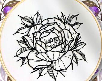 Patrón de bordado de rosa y calavera en PDF / Arte de aro espeluznante de Halloween / Diseño de bordado floral gótico a mano / Descarga digital / Monocromo