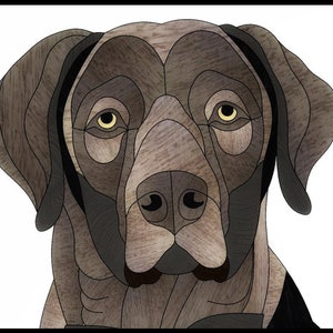 Puede incluir: Un primer plano de la cara de un perro marrón y negro. El perro tiene una expresión seria y sus ojos miran directamente al espectador.